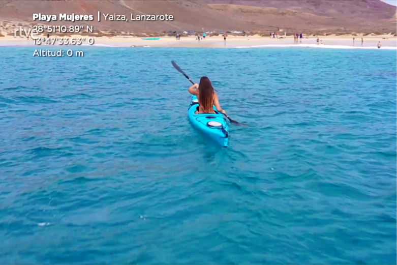 Evelyn Segura, présentatrice de l'émission Que Animal ! de TVE, dans l'un de nos kayaks.
